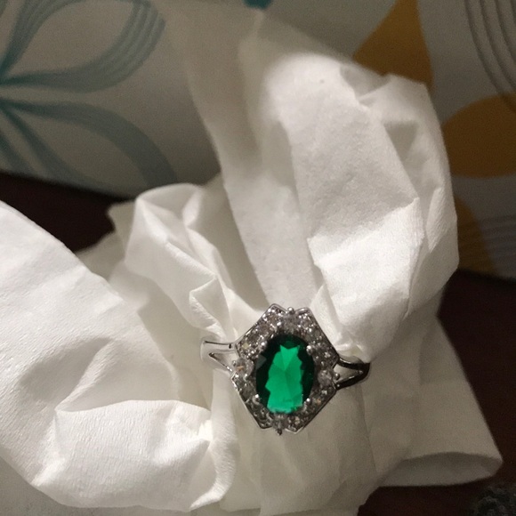 Emerald oval shaped ring! - Picture 1 of 2